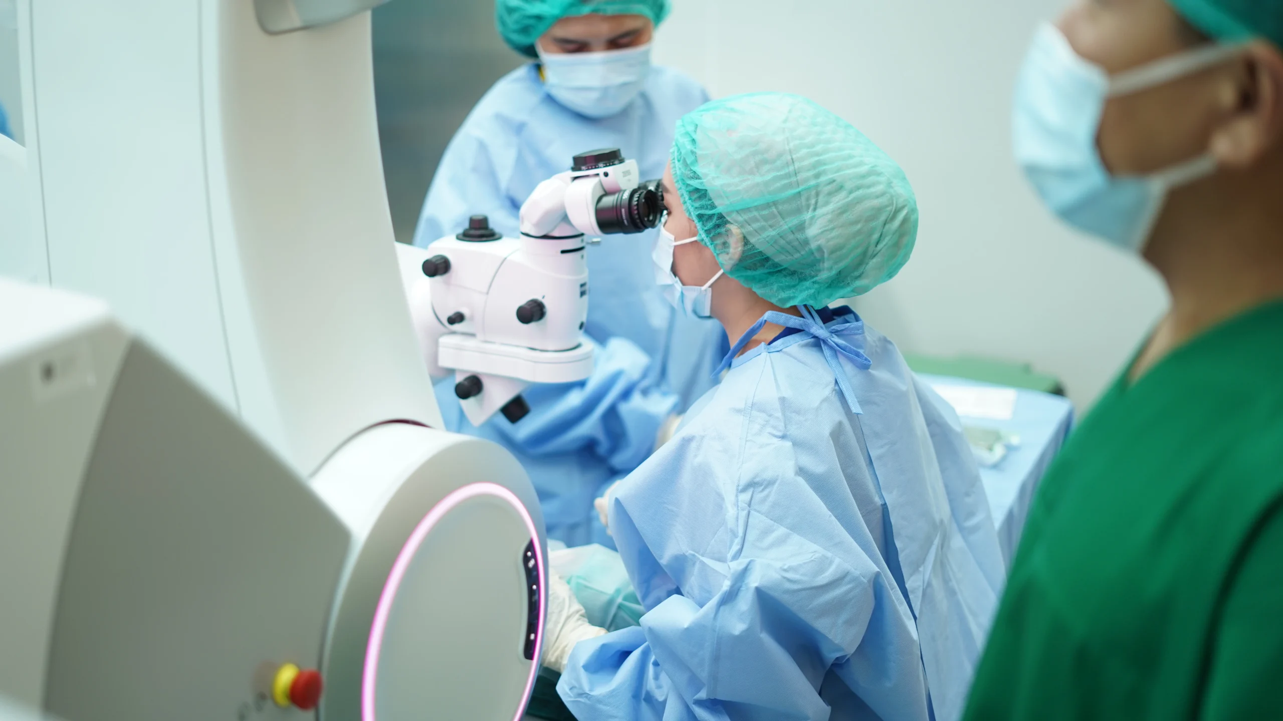 Close-up mata pasien yang menjalani prosedur LASIK dan SMILE Pro di Mayapada Eye Centre