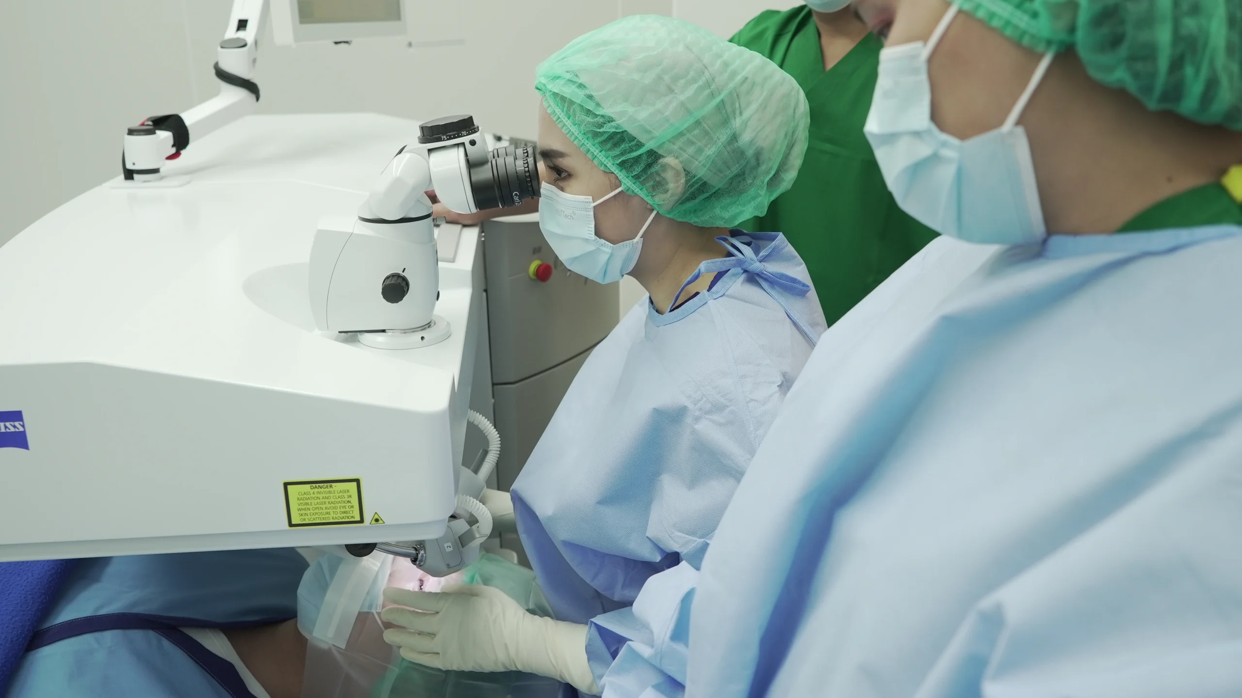 Close-up mata pasien yang menjalani prosedur LASIK dan SMILE Pro di Mayapada Eye Centre