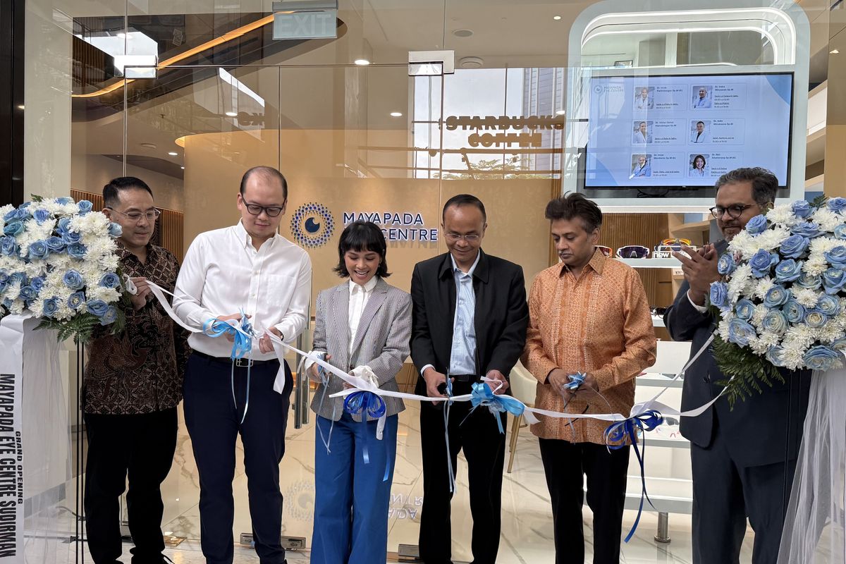 Seremonial pengguntingan pita dalam acara grand opening mayapada eye centre @Sudirman