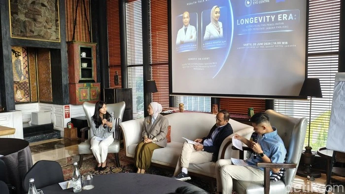 Suasana acara bincang-bincang kesehatan mata bertajuk "Longevity Era" dengan empat orang pembicara duduk di sofa depan layar presentasi besar.