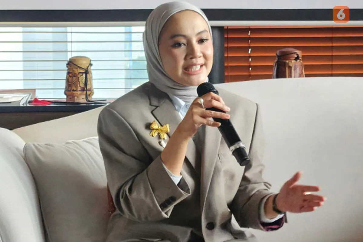 dr. Zoraya sedang menjelaskan materi presbiopia