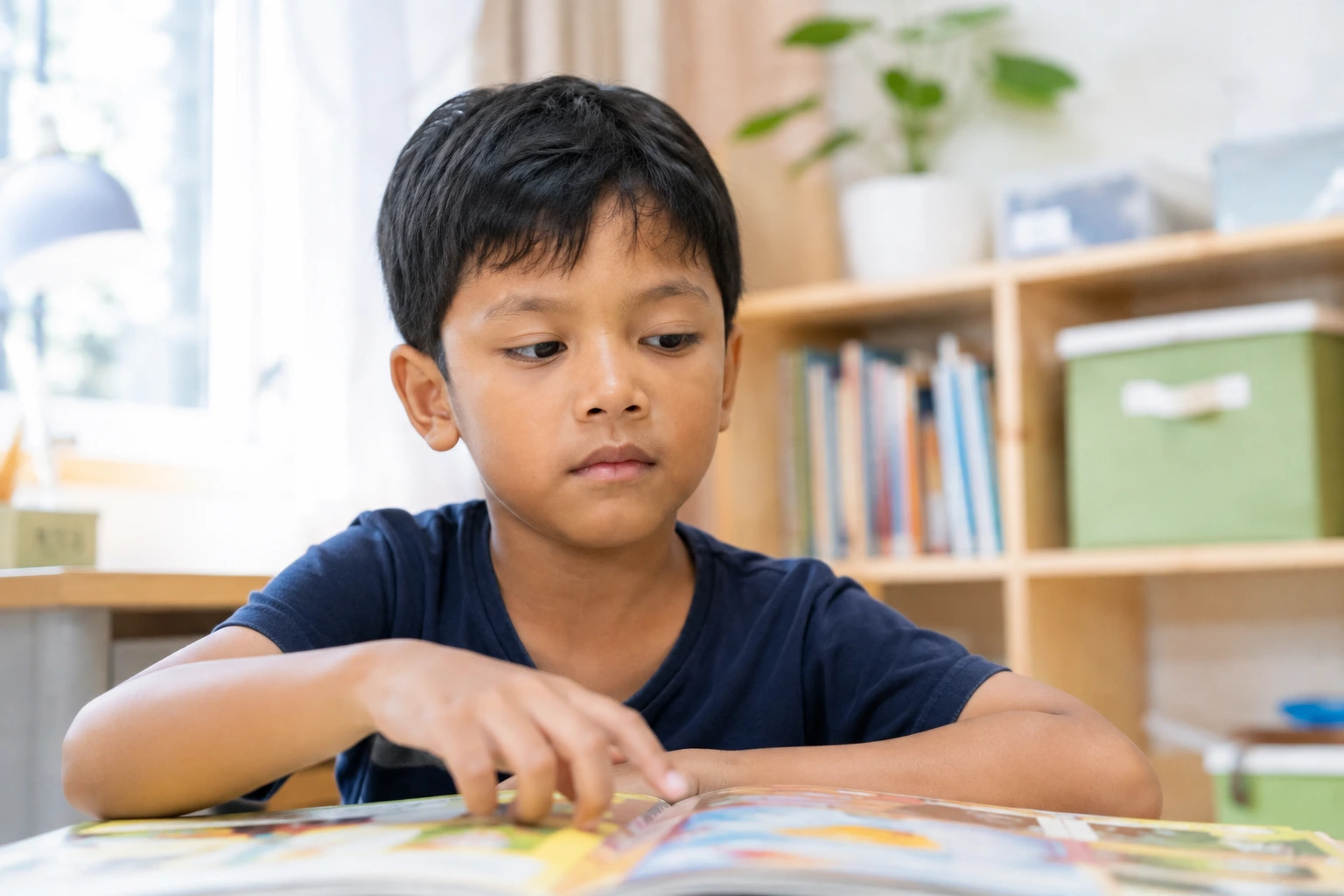 Seorang anak sedang membaca buku bergambar di ruang belajar yang nyaman, dengan tatapan mata yang menunjukkan kondisi mata malas (amblyopia).